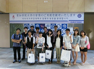 漢陽大学薬学部の学生と記念撮影